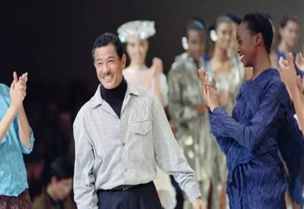 Doliu uriaș în lumea modei. Legendarul creator Issey Miyake a murit la vârsta de 84 ani