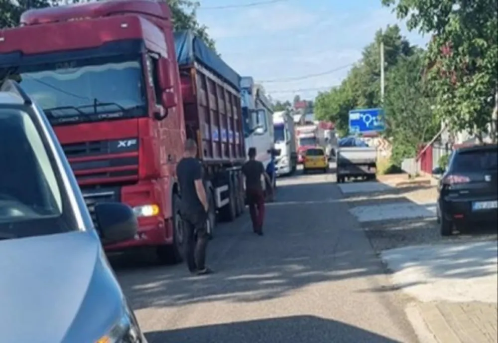 Drum din Suceava, blocat timp de jumătate de oră de sătenii nemulțumiți de traficul auto cu tiruri din Ucraina 