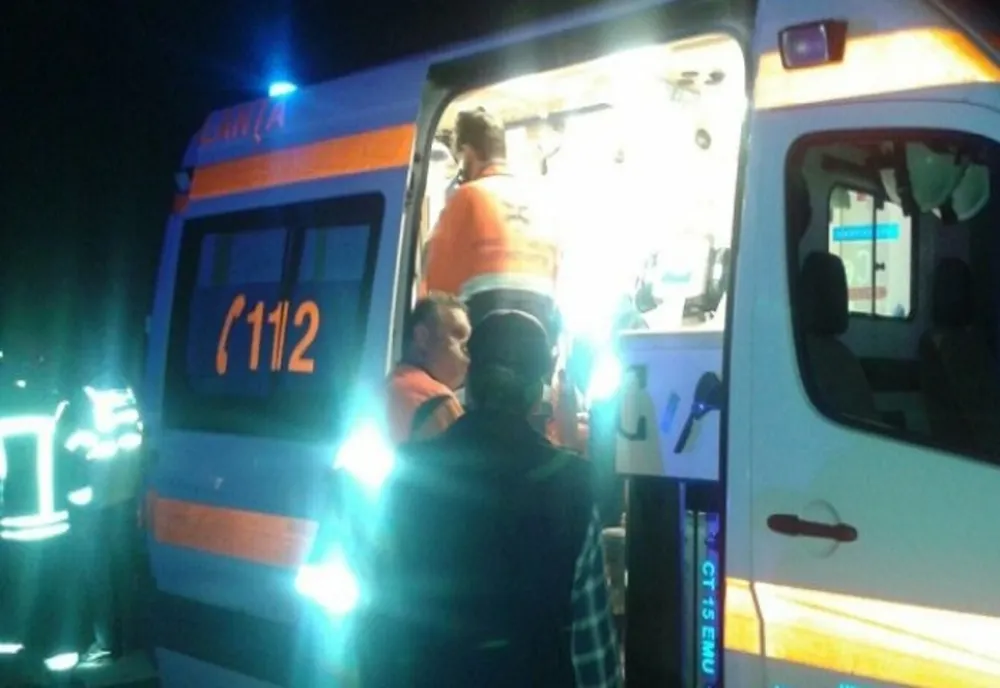 O șoferiță fără experiență a ajuns la spital după ce s-a răsturnat cu mașina în șanț