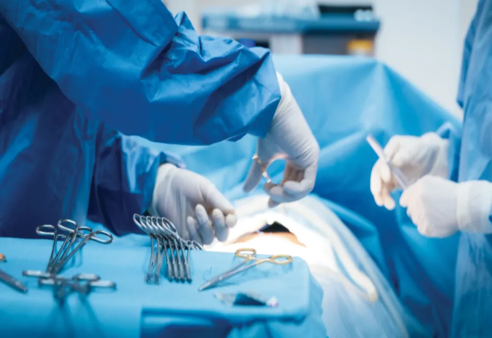 A ajuns la spital după ce a fost înjunghiat în zona inimii