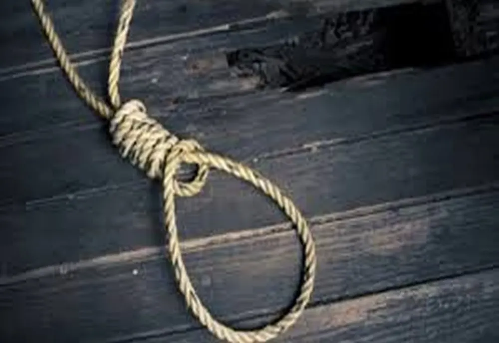 Un tânăr, salvat din ștreang la timp. S-a ales cu fractură la nas, după ce i s-a tăiat frânghia