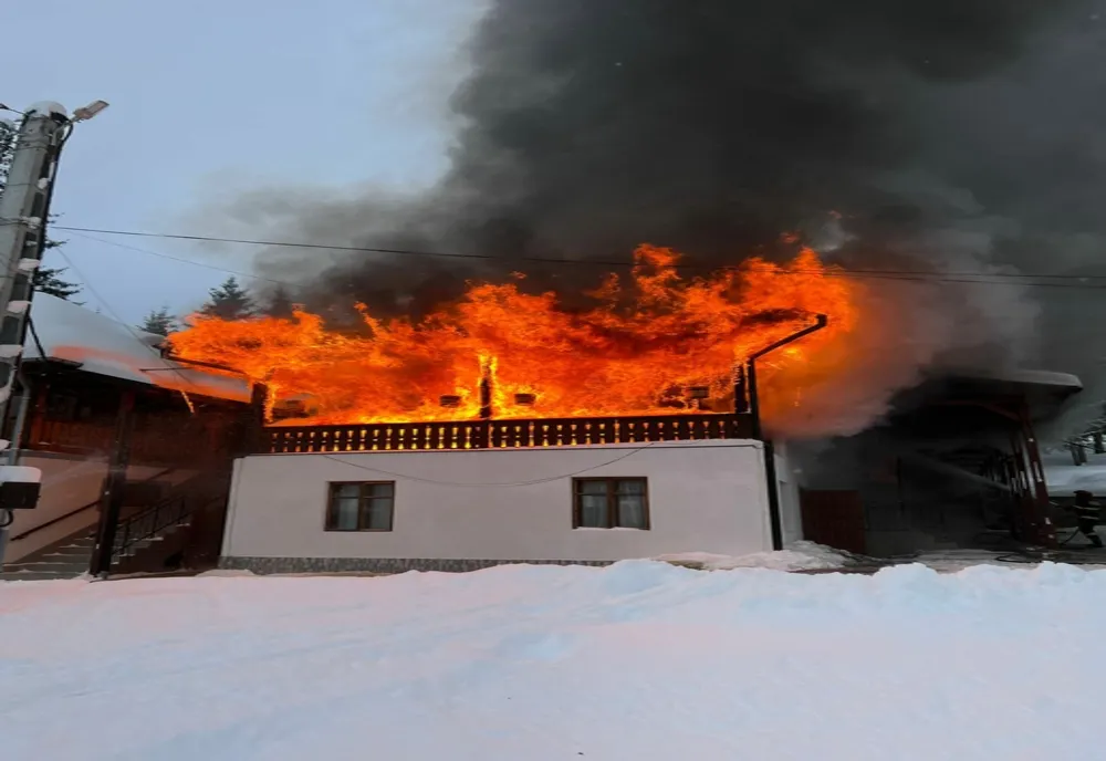 Incendiu uriaș în complexul Mănăstirii Sihăstria Putnei. Pompierii au intervenit cu 8 autospeciale