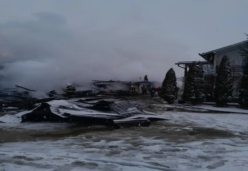 Incendiu la o gospodărie din Panci. Pompieri au salvat casa de locuit