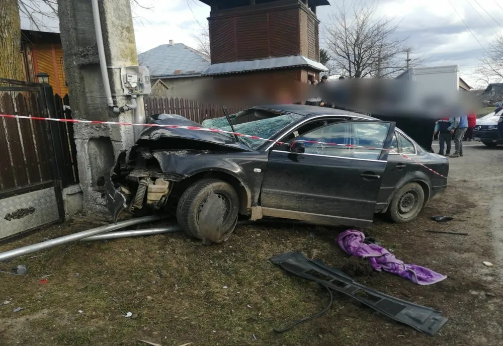 Accident rutier cu cinci victime la Brașca, după ce un autoturism a lovit un stâlp