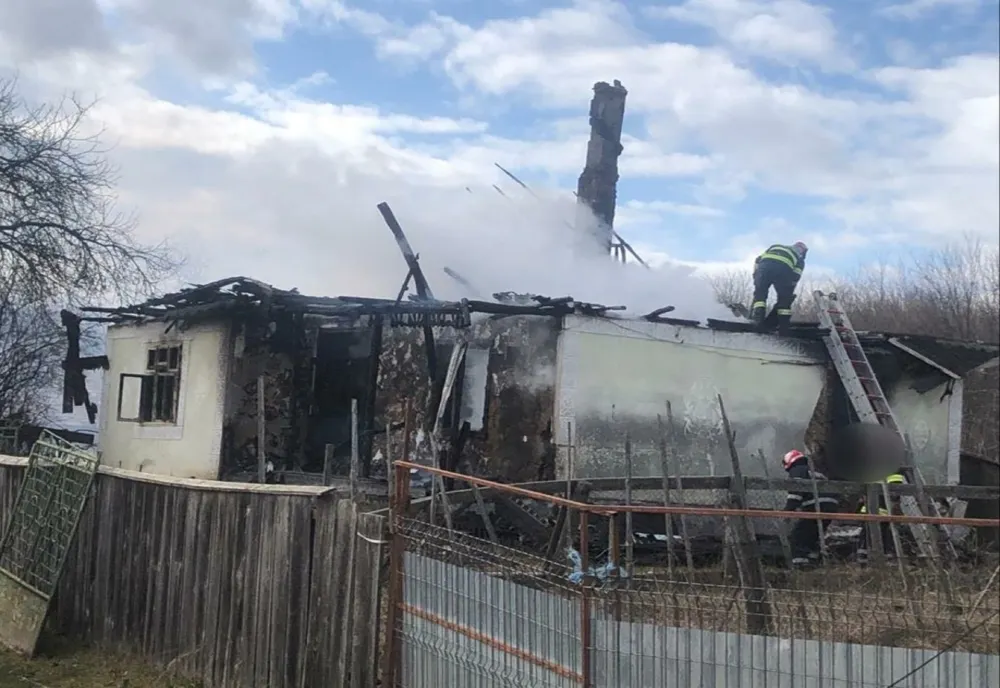 Un coș de fum defect a provocat un incendiu la o casă din Liteni