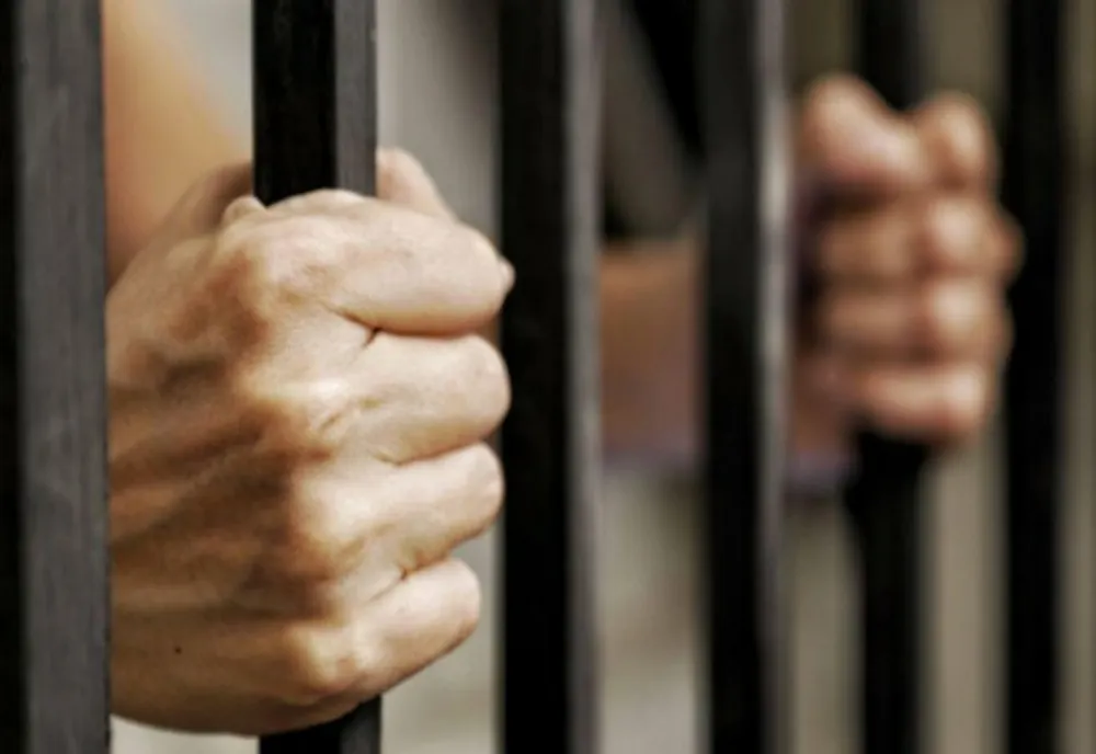 Bărbatul care a lovit o femeie peste fund cu palma, dus la penitenciar