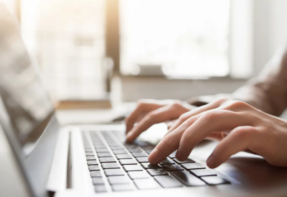 CONSUMATORII TREBUIE SĂ VERIFICE AUTENTICITATEA SITE-URILOR PE CARE LE FOLOSESC PENTRU CUMPĂRĂTURI