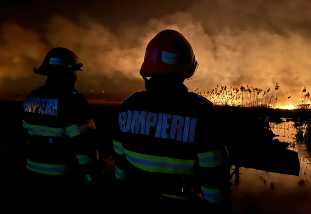 Incendiu la Liteni. Pompierii intervin cu două autospeciale pentru a stinge flăcările
