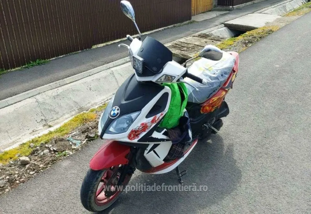 Polițiștii au prins un bărbat care conducea un moped fără permis și cu numere false
