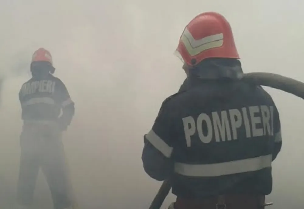 Acoperișul unei pensiuni din Vatra Dornei a luat foc