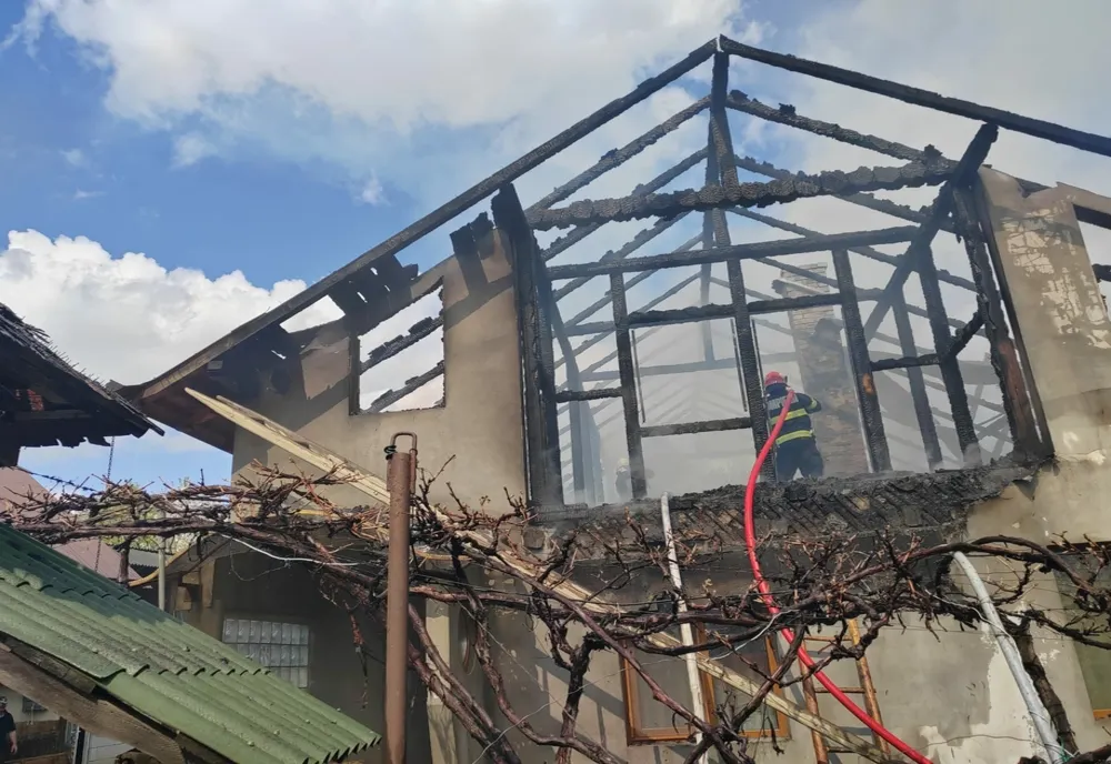 Incendiu violent la o locuință din Poiana Mărului
