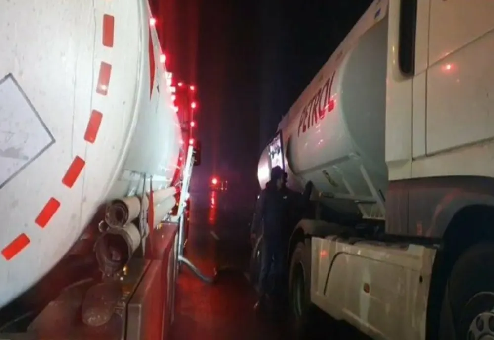CISTERNĂ ÎNCĂRCATĂ CU 31.000 DE LITRI DE BENZINĂ, RĂSTURNATĂ PE DN 2