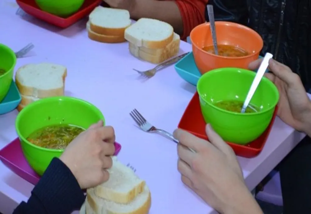 GUVERNUL BOLOJAN LASĂ FĂRĂ MÂNCARE SUTE DE MII DE COPII SĂRACI. PROGRAMUL ”MASA CALDĂ”, PLAFONAT EXACT CÂND ERA CEA MAI MARE NEVOIE SĂ FIE EXTINS  