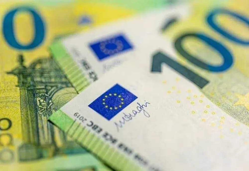 BANCNOTE POSIBIL FALSE DE 100 DE EURO, GĂSITE LA UN ADOLESCENT DE 15 ANI DIN VRANCEA