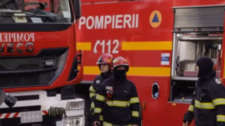 Incendiu puternic într-o gospodărie din Suceava. Pompierii au intervenit de urgență