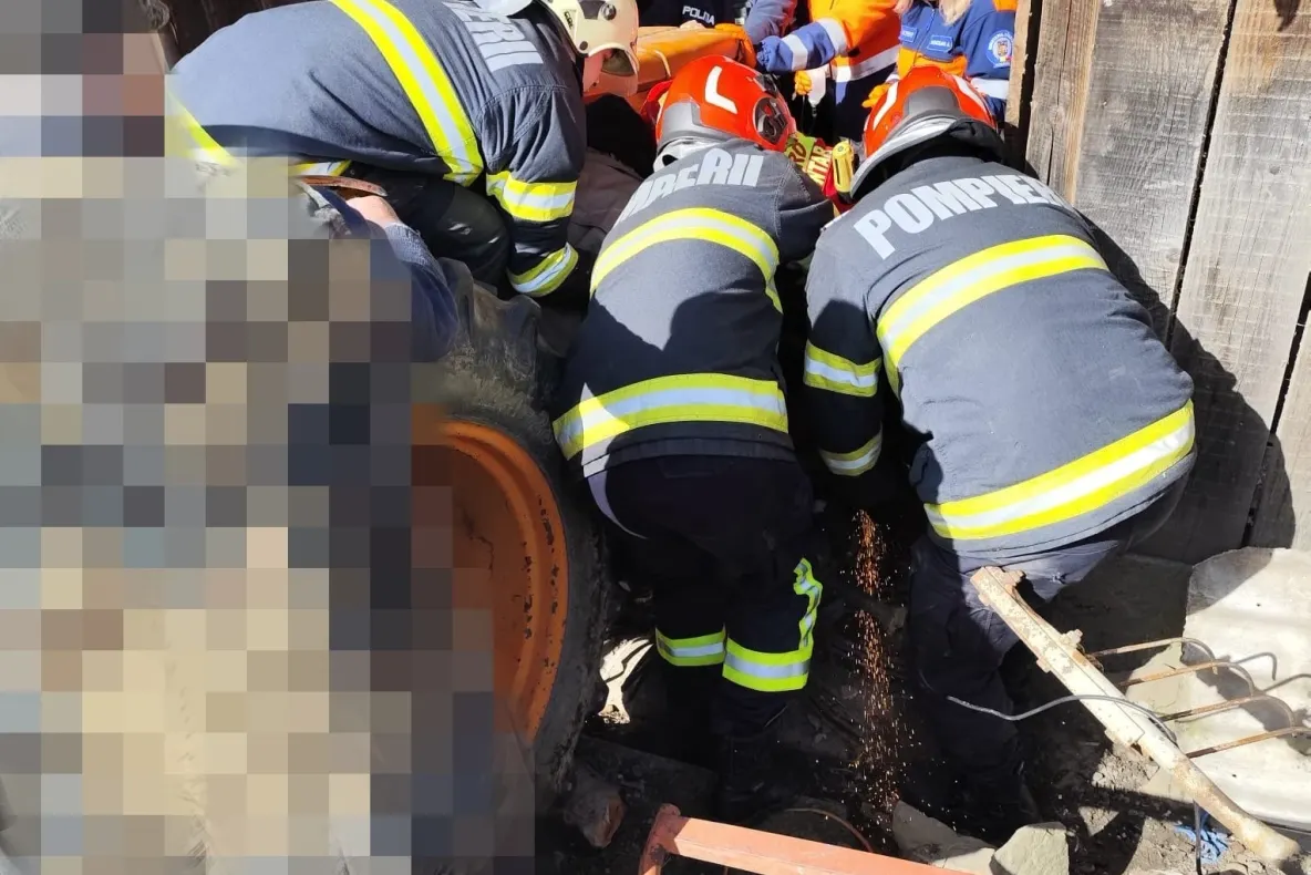 Bărbat prins într-un utilaj agricol la Dărmănești