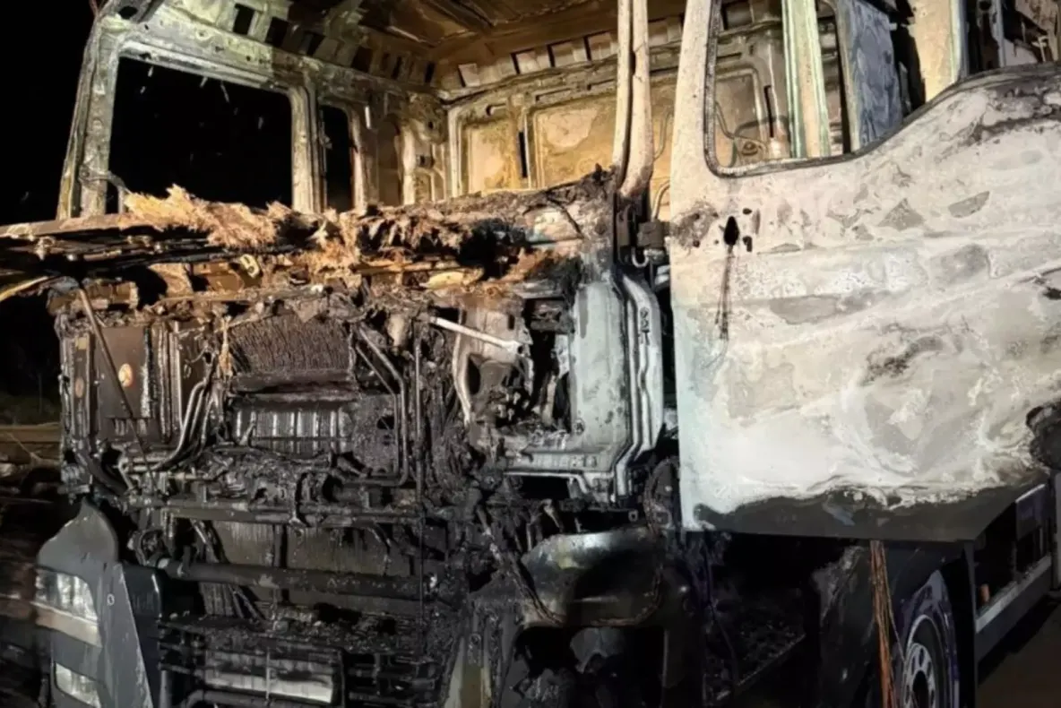 Incendiu la un autocamion încărcat cu lemne, în Suceava. Pompierii au intervenit cu patru autospeciale