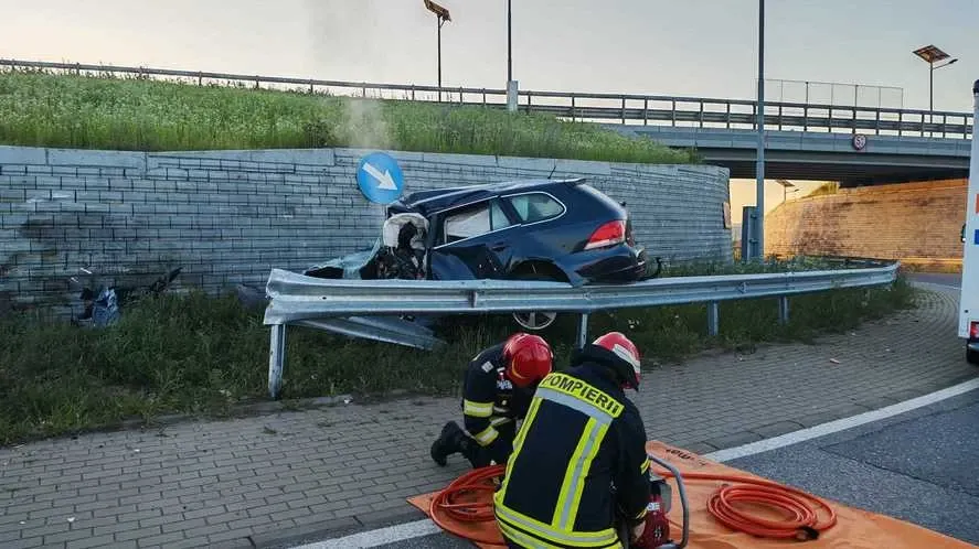 A murit după ce a intrat cu mașina în zidul unui sens giratoriu. Impact violent în județul Suceava