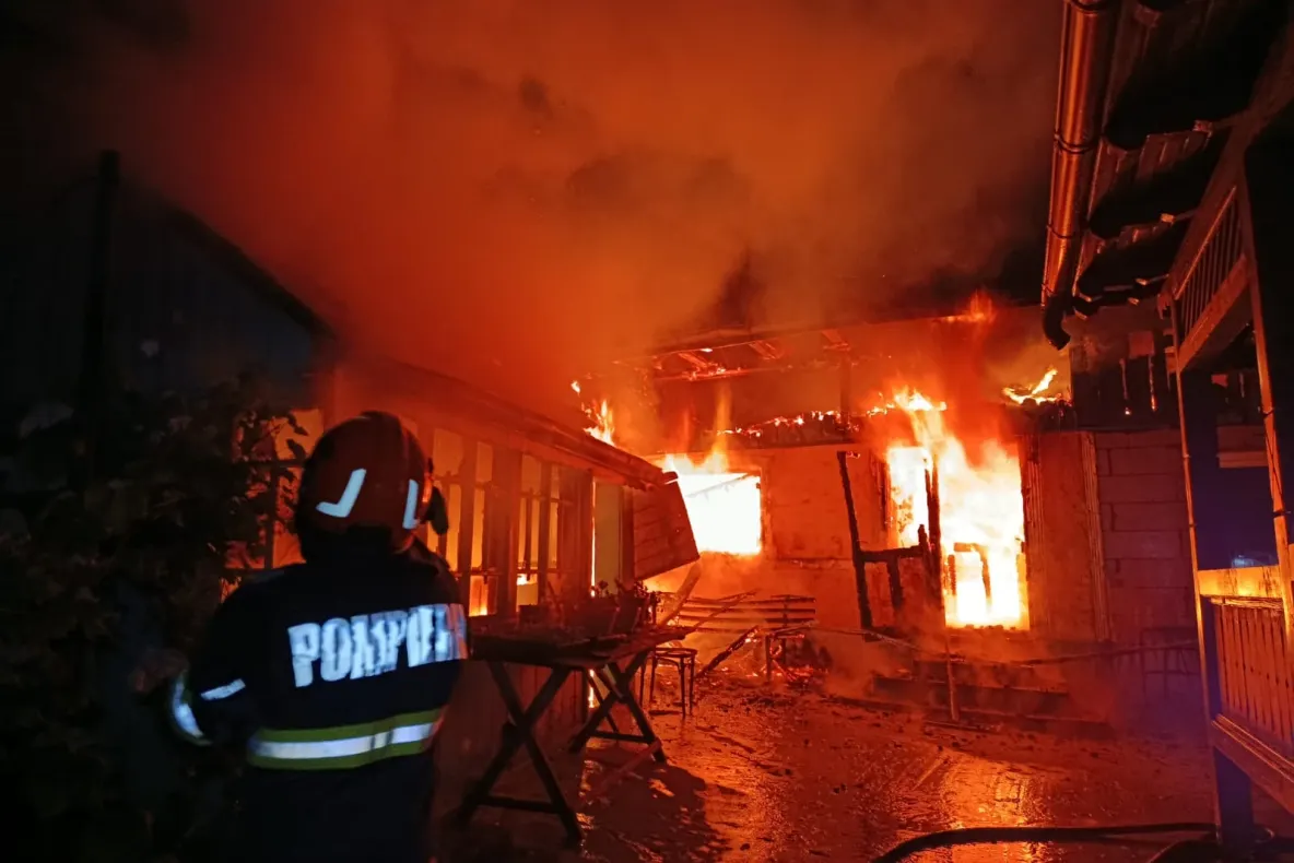 Bărbat de 90 de ani, găsit carbonizat în urma unui incendiu izbucnit într-o gospodărie din Dolheștii Mari
