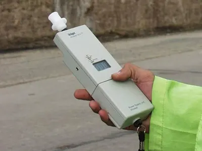 Mamă din Rădăuți, cercetată după ce a condus băută cu copilul în mașină