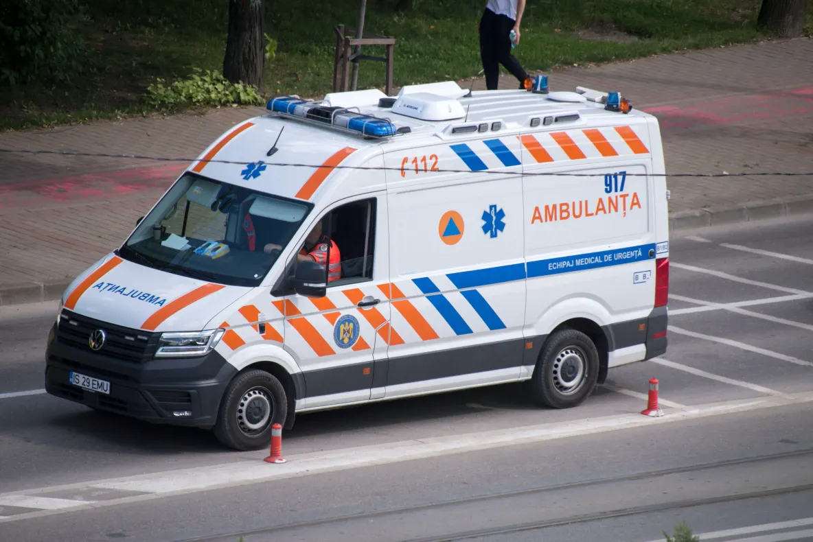 Accident rutier în Suceava: un tânăr de 18 ani a rămas rănit după ce mașina a luat foc