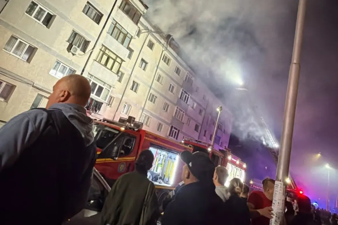 Incendiu puternic la acoperișul unui bloc din Suceava