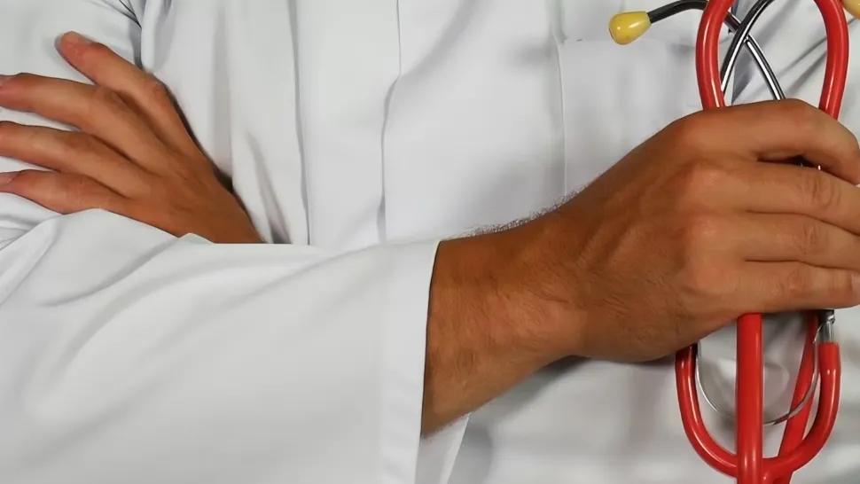 Lux la poarta spitalului. Un director medical din Iași conduce un bolid de peste 100.000 de euro înregistrat pe firma tatălui pensionar