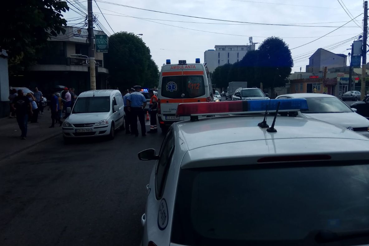 Gospodării și drumuri afectate în urma ploilor abundente, în Broșteni FOTO