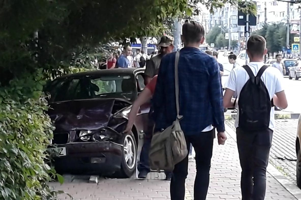 La un pas de tragedie. O șoferiță a ajuns cu mașina pe trotuar după ce a confundat accelerația cu frâna FOTO