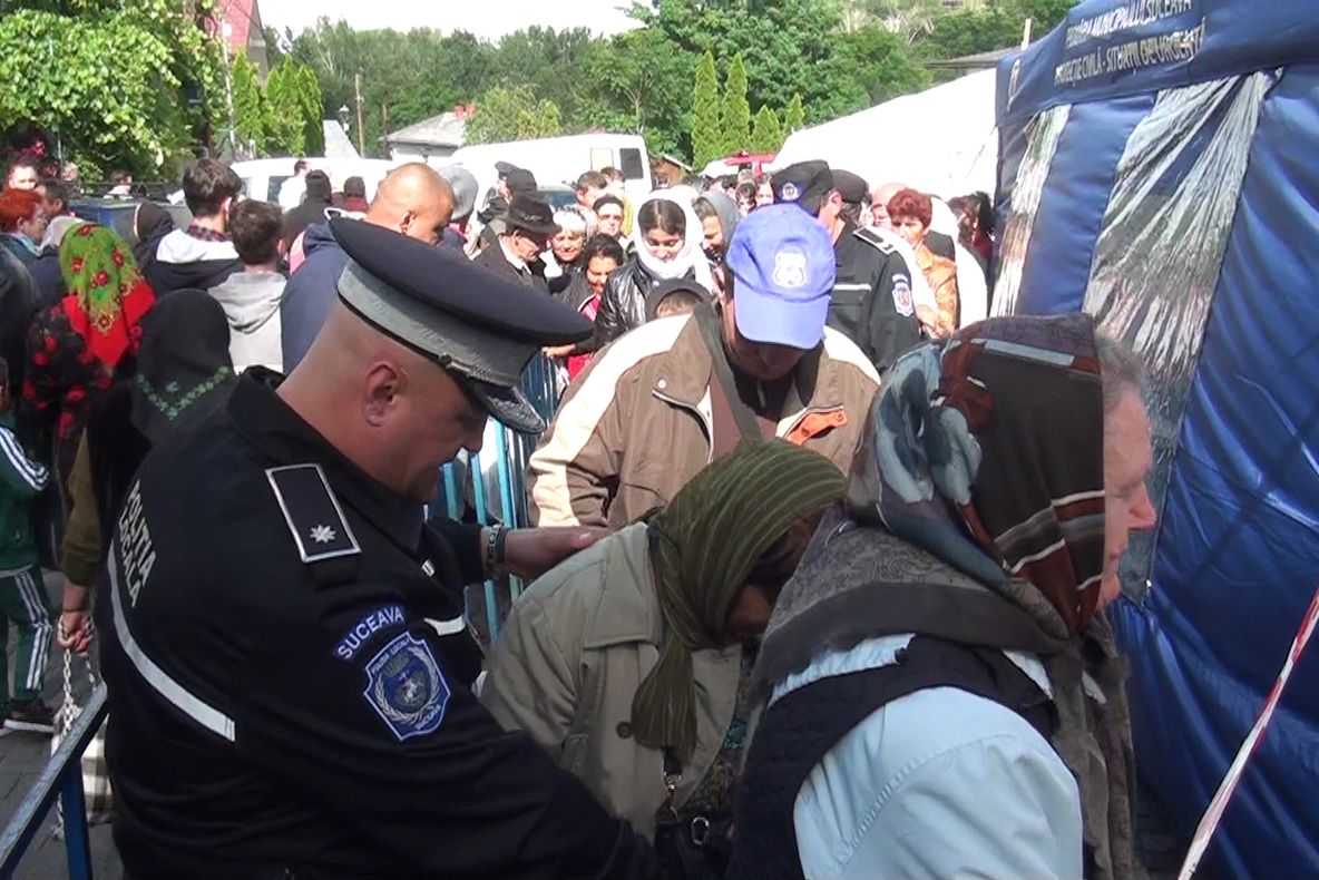 Mii de pelerini veniți să se închine la moaștele Sfântului Ioan cel Nou de la Suceava au primit pachete cu mâncare VIDEO
