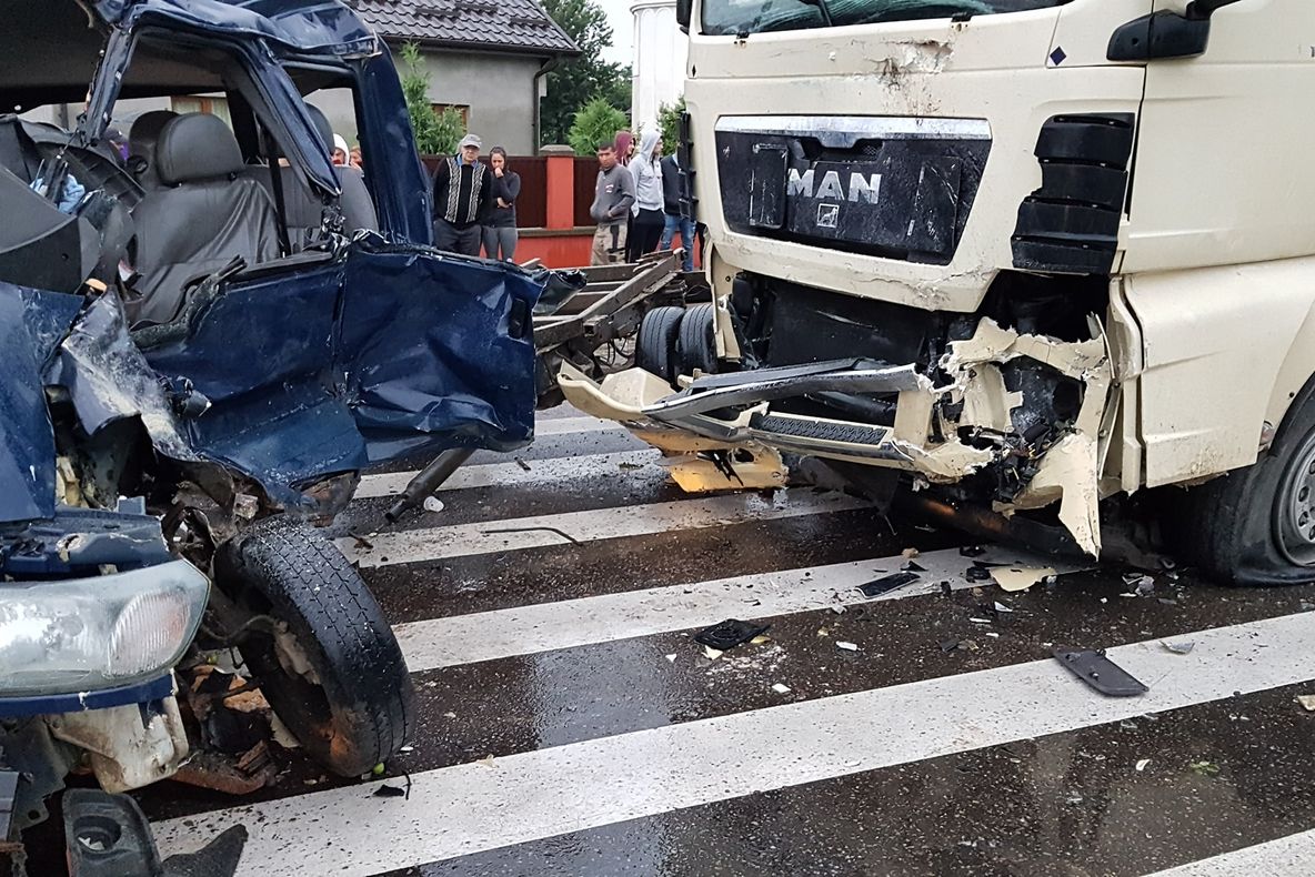 FOTO ViDEO Accident groaznic pe DN 2H! Un mort și trei răniți după un impact violent între un TIR și o camionetă. Traficul este blocat complet între Rădăuți și Suceava