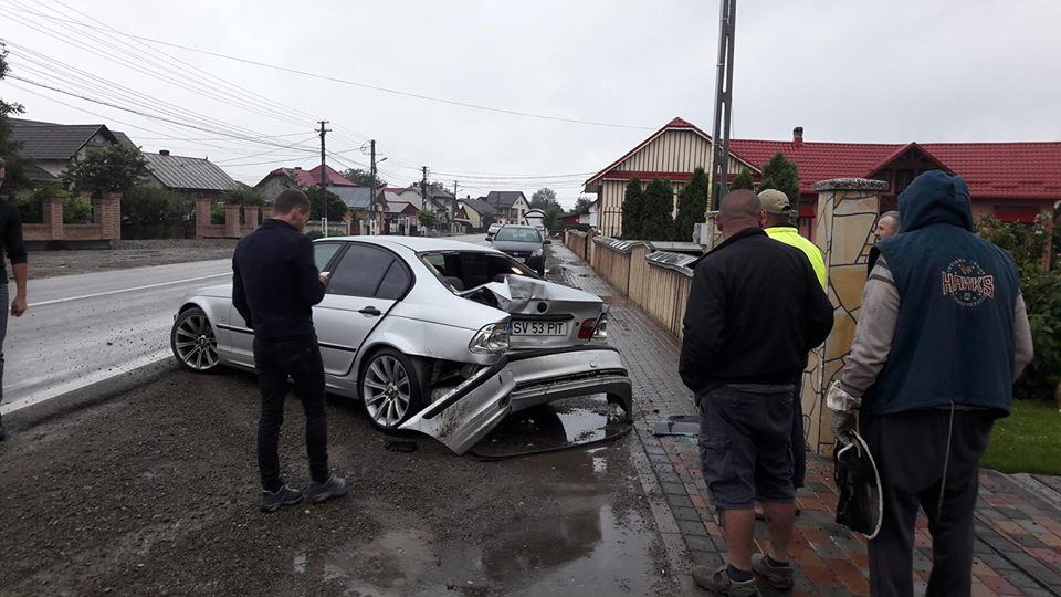Accident rutier la Milisăuți. Un șofer s-a izbit cu BMW-ul în stâlpul de beton al unei porți FOTO