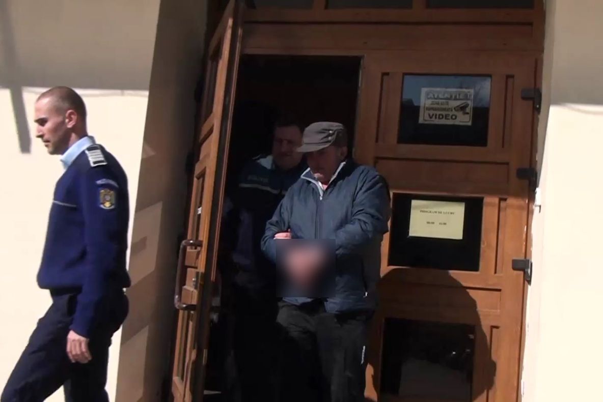 Un humorean și-a stropit tatăl cu benzină și i-a dat foc. Bărbatul, trimis în judecată FOTO