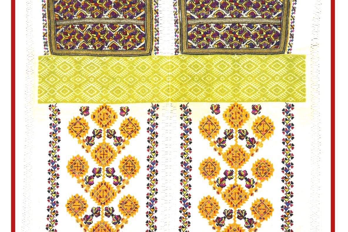 Altițe și cămăși tradiționale vechi de mai bine de un secol, expuse la Consulatul României din Cernăuți