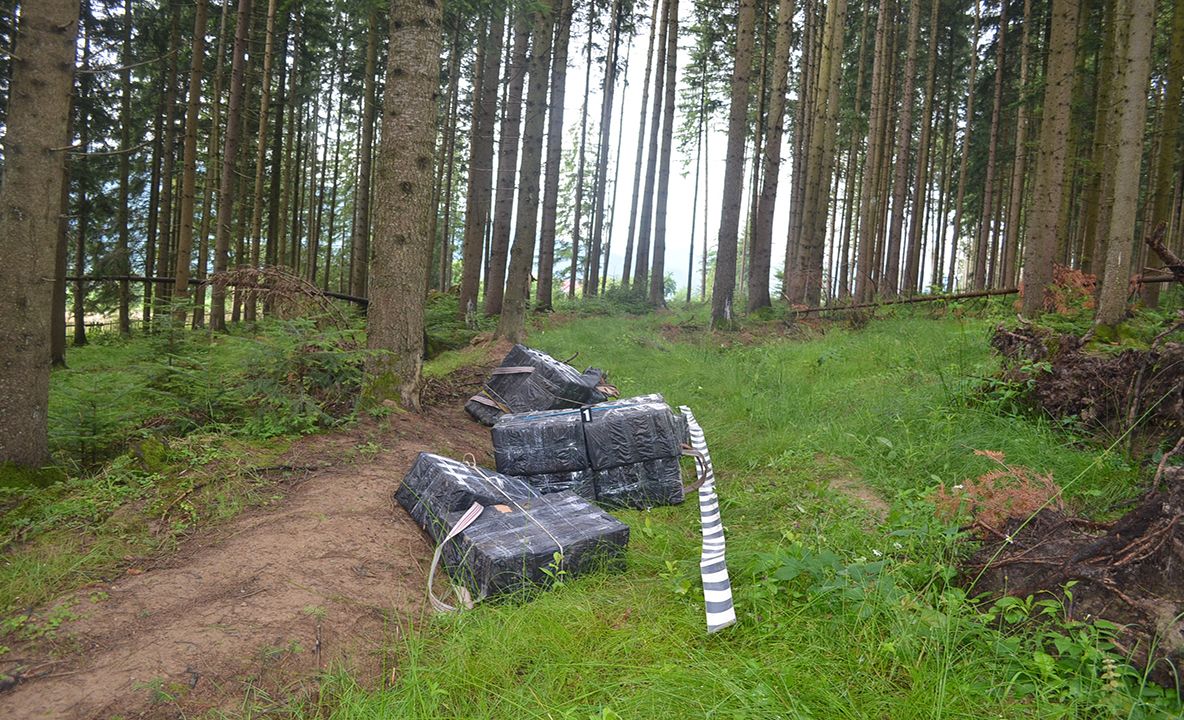 Cinci focuri de armă trase de polițiștii de frontieră la granița cu Ucraina după un grup de contrabandiști