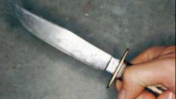 Șocant. Un bărbat din Panaci s-a înjunghiat în zona inimii când a aflat că soția sa pleacă la muncă în străinătate