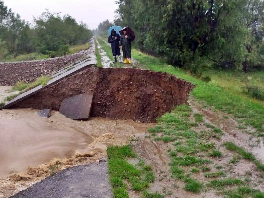 FOTO Viitura de pe râul Moldova, la un pas să rupă complet digul care apără captarea de apă potabilă a municipiului Suceava