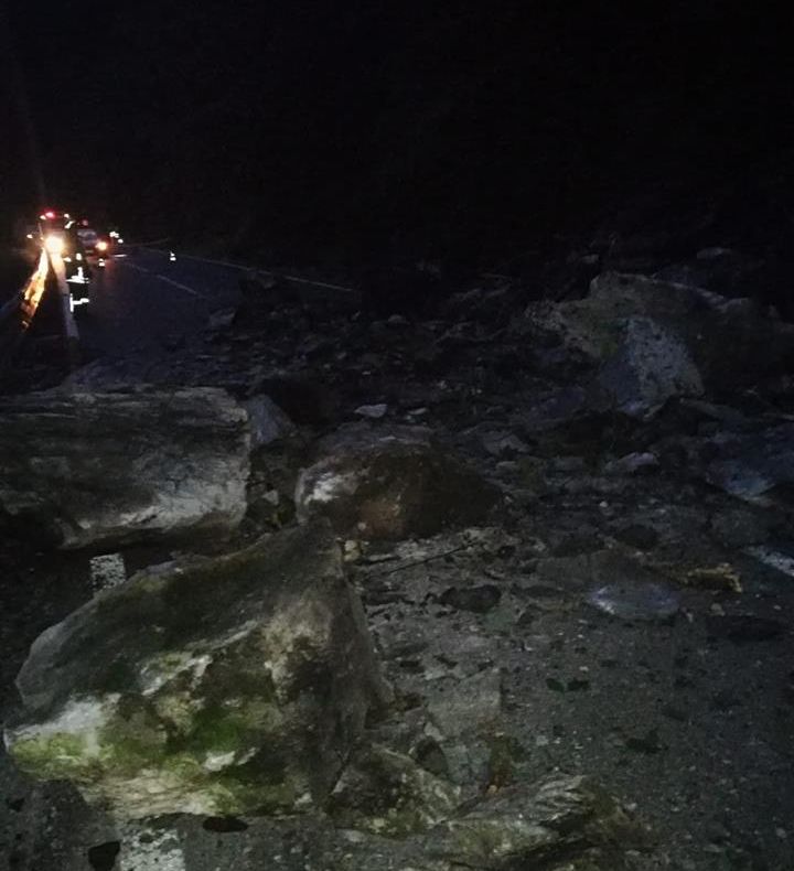 Circulația rutieră pe DN 17 B între Vatra Dornei și Crucea, blocată din cauza căderilor de pietre de pe versanți FOTO