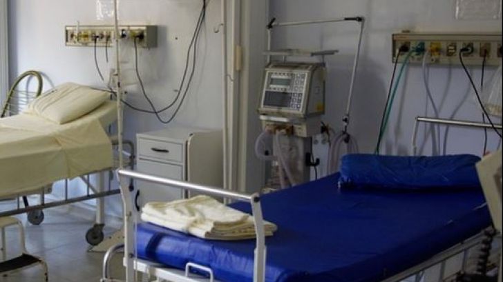 O fetiță de șapte ani a ajuns la spital cu arsuri, după ce și-a dat foc din greșeală