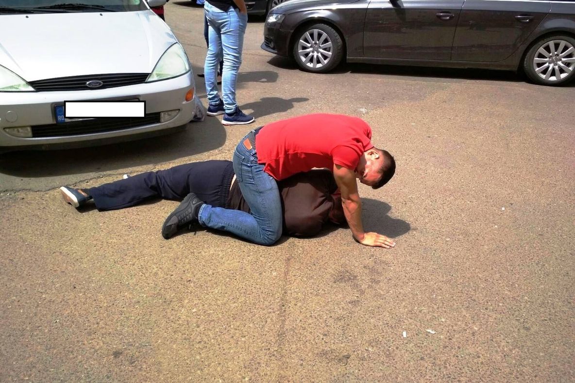 FOTO Hoț prins după o urmărire ca-n filme pe străzile Sucevei, de un elev al Școlii de Poliție