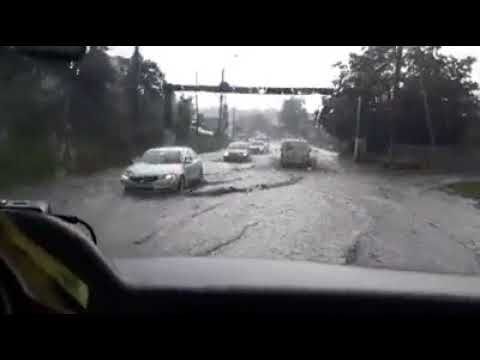 Rupere de nori la Suceava. Mai multe străzi au fost inundate și șoferii au ramas blocați în trafic VIDEO