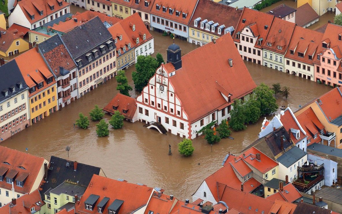 Drum național și o gospodărie inundate la Cârlibaba. Un cartier din Vatra Dornei a rămas fără curent electric