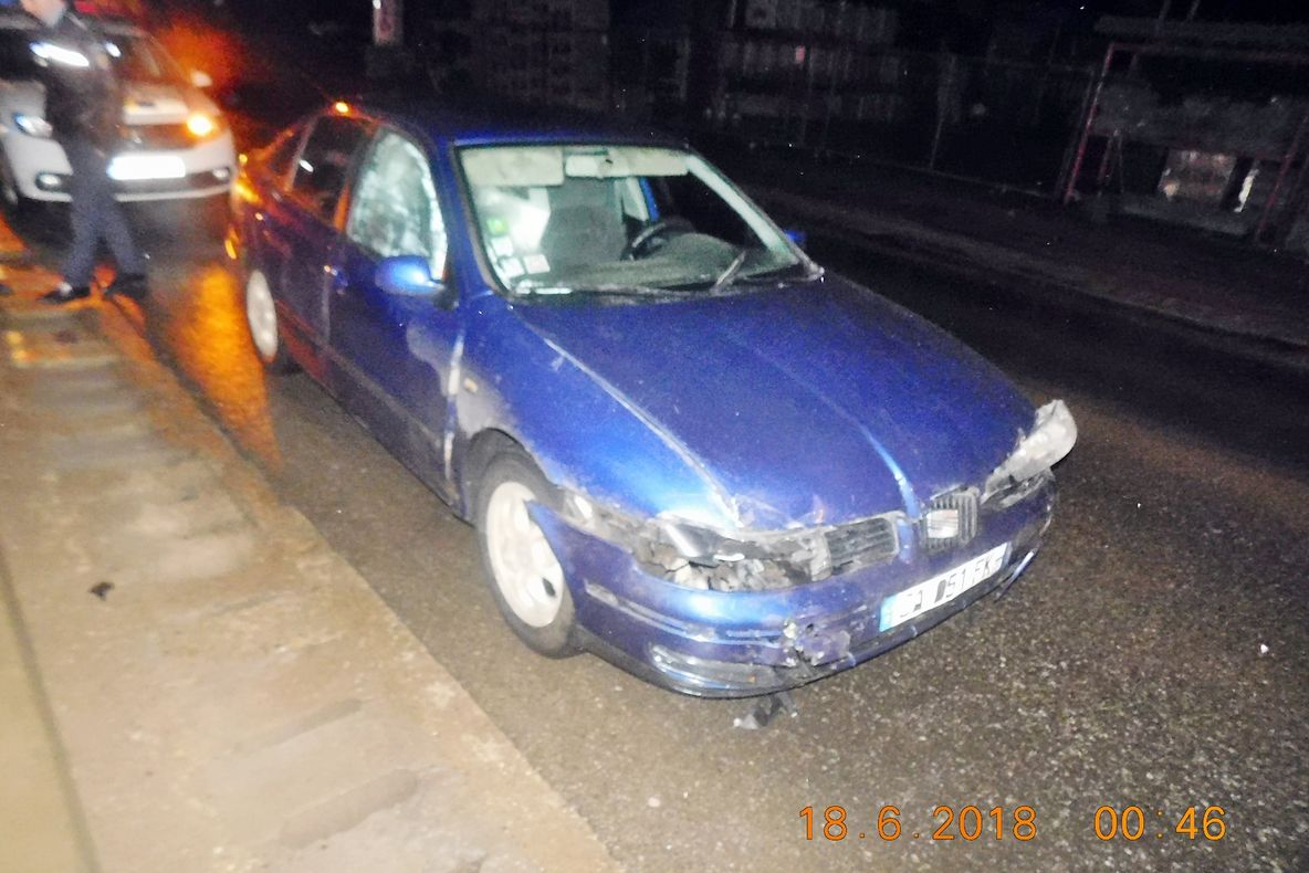 Hoți surprinși în flagrant de polițiștii locali. Suspecții au făcut accident când fugeau cu bunuri furate din patru garaje