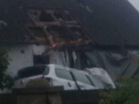 Doi tineri răniți după ce au făcut cascadorii cu mașina și s-au oprit cu vehiculul în acoperișul unei case FOTO