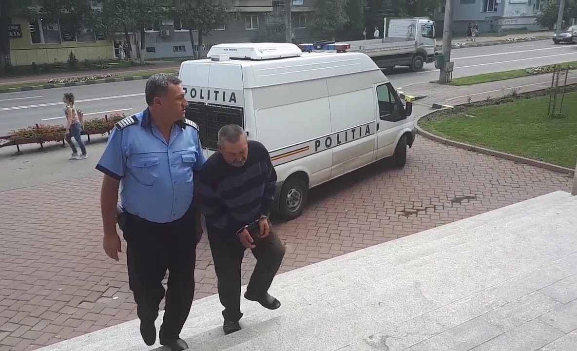 Crimă într-o familie din Broșteni. Un bărbat și-a înjunghiat soția