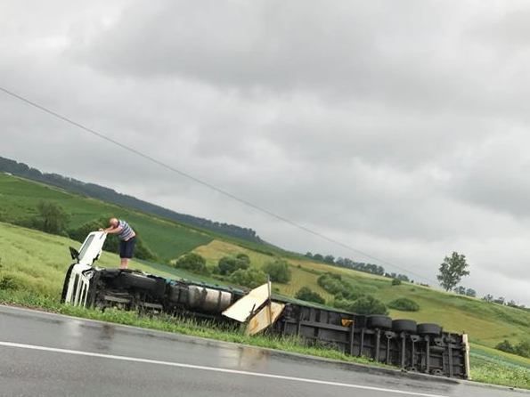 Un tir s-a răsturnat la intersecția Siret-Rădauți FOTO
