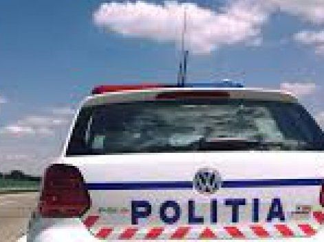 Prăpăd făcut de un șofer. Acesta a intrat cu mașina în coliziune cu un autobuz și gardul unui imobil