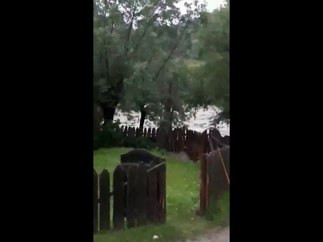 VIDEO Zece gospodării au fost inundate, joi seară, la Găinești