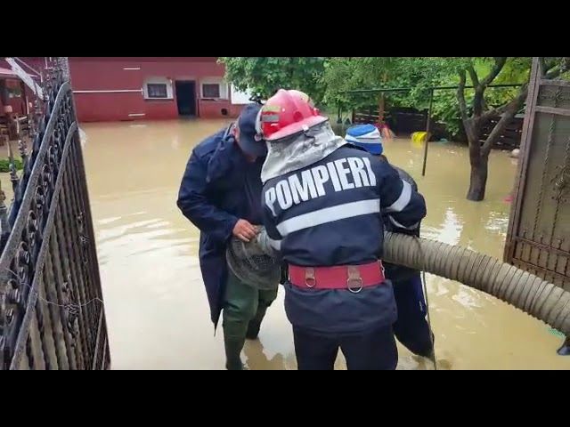 Inundații în mai multe localități din județul Suceava. Peste 200 de pompieri intervin pentru evacuarea apei VIDEO