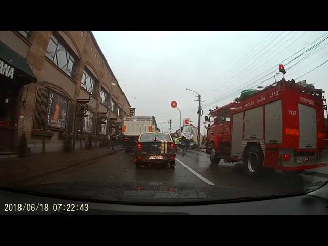 Accident rutier la Câmpulung Moldovenesc. O furgonetă a fost proiectată peste un autoturism VIDEO